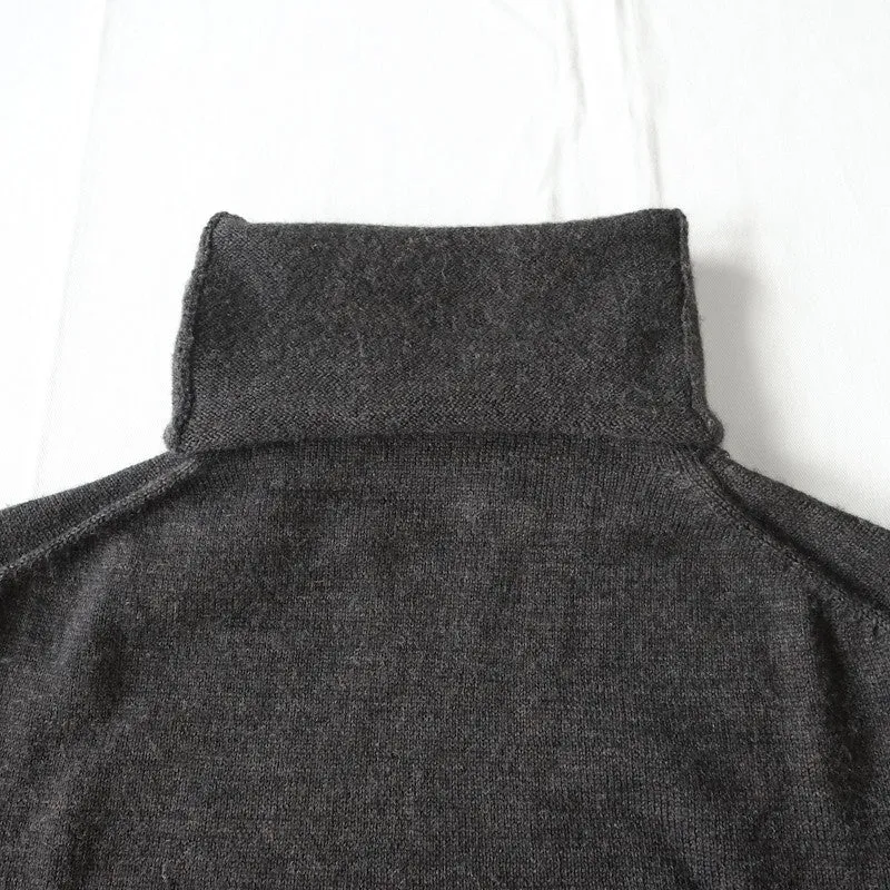 contrast sleeve turtleneck