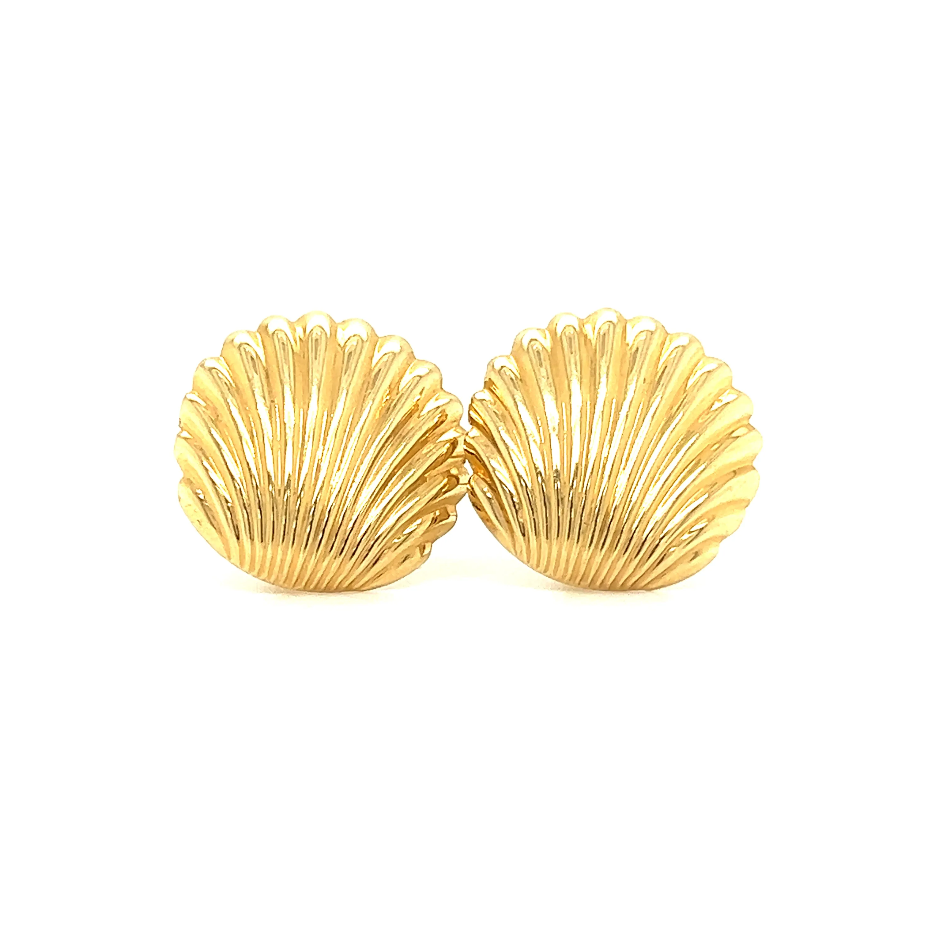 Scallop Post Earrings in 14K Yellow Gold