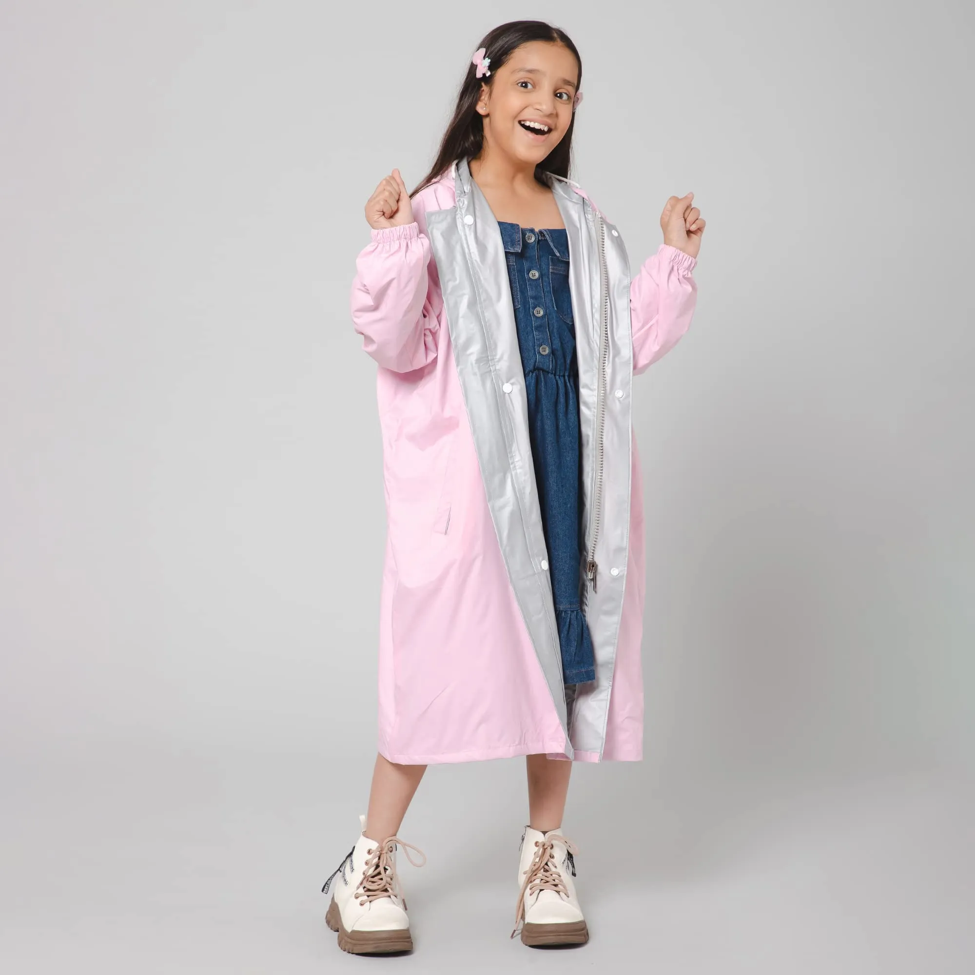 THE CLOWNFISH Cloud Chaser Series Kids Raincoat Waterproof Polyester Double Coating Reversible Longcoat with Hood and Reflector Logo at Back. Printed Plastic Pouch. Kid Age-5-6 years (Blush Pink)